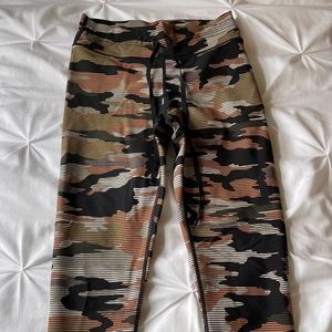 THE UPSIDE - Camo Print Leggings